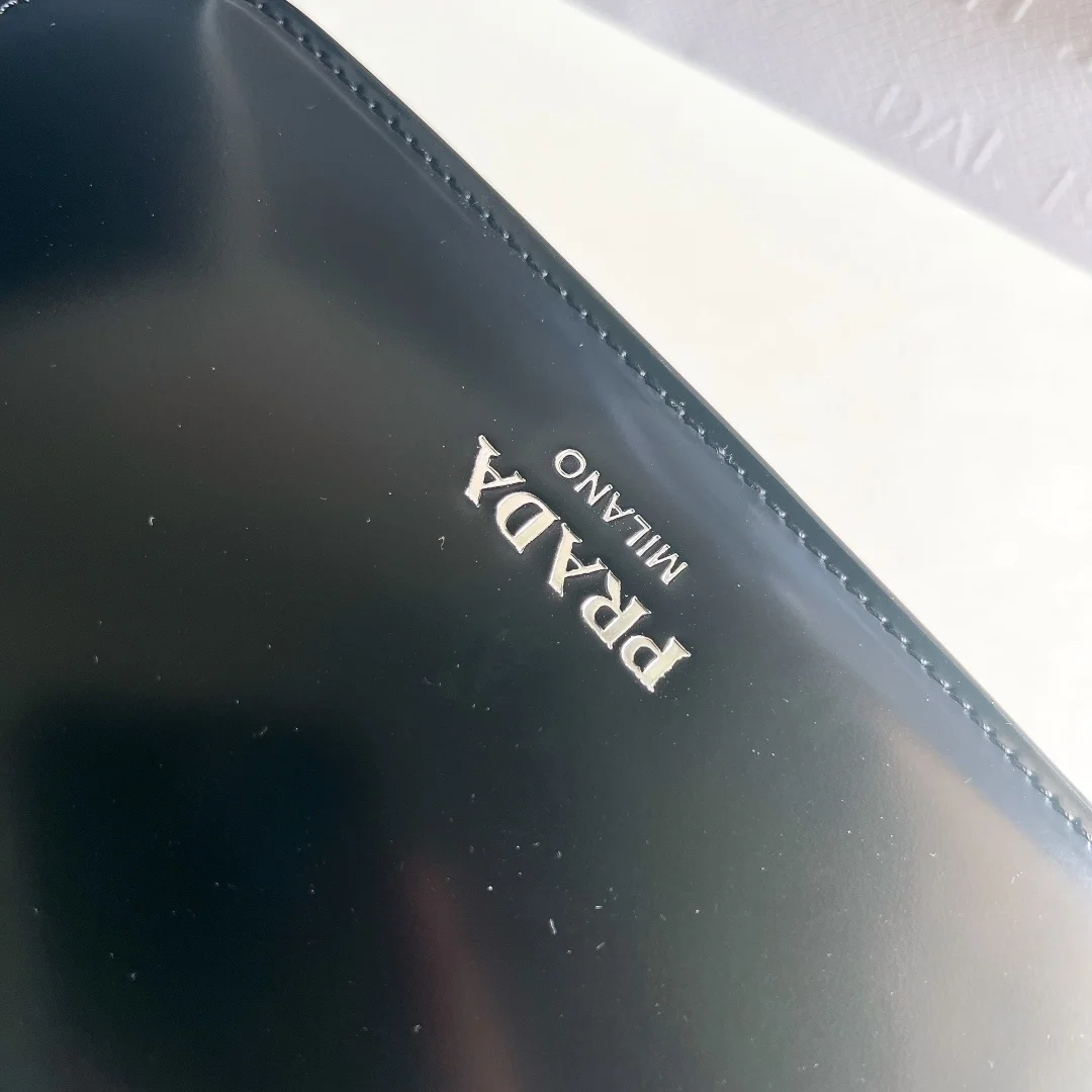 프라다 브러쉬드 레더 미니 크로스백 블랙