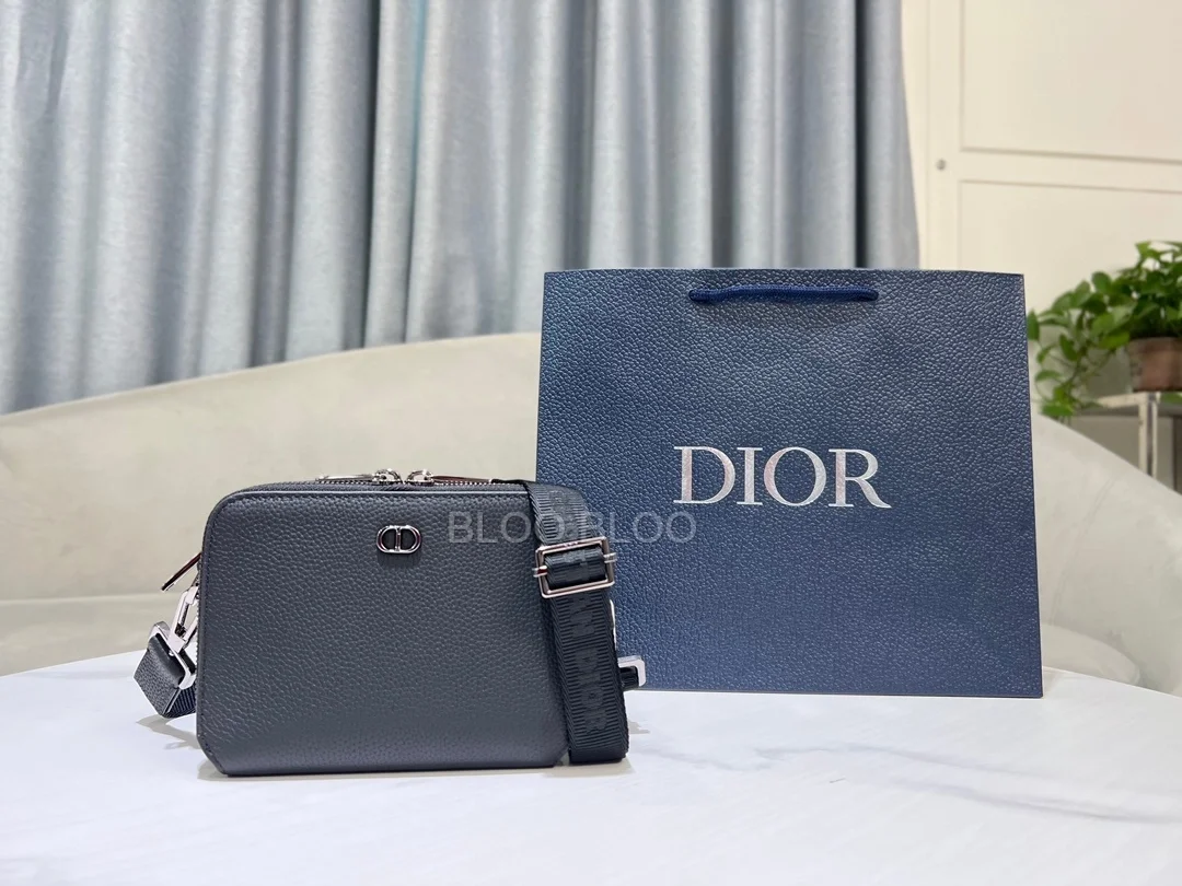 디올 시그니처 스트랩 파우치 블랙