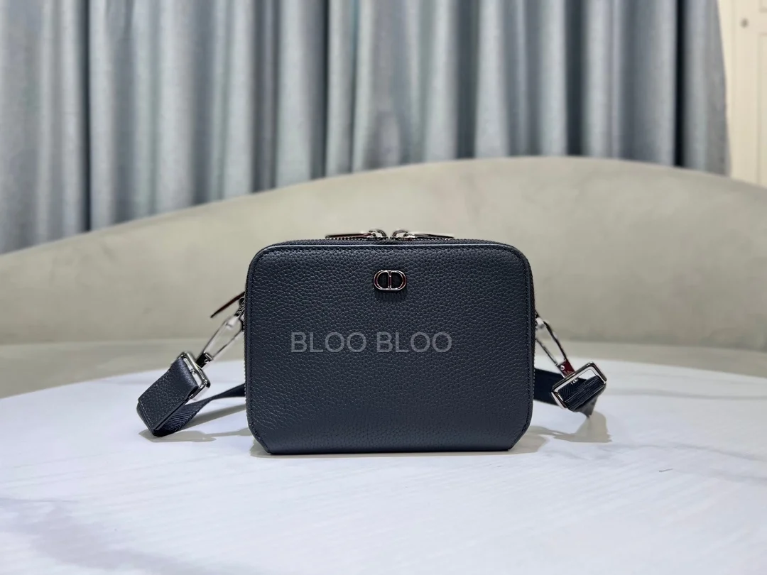 디올 시그니처 스트랩 파우치 블랙