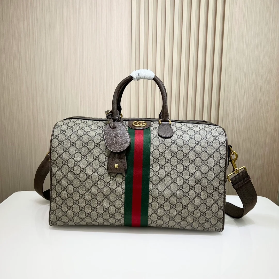 구찌 GG 슈프림 라지 더플백