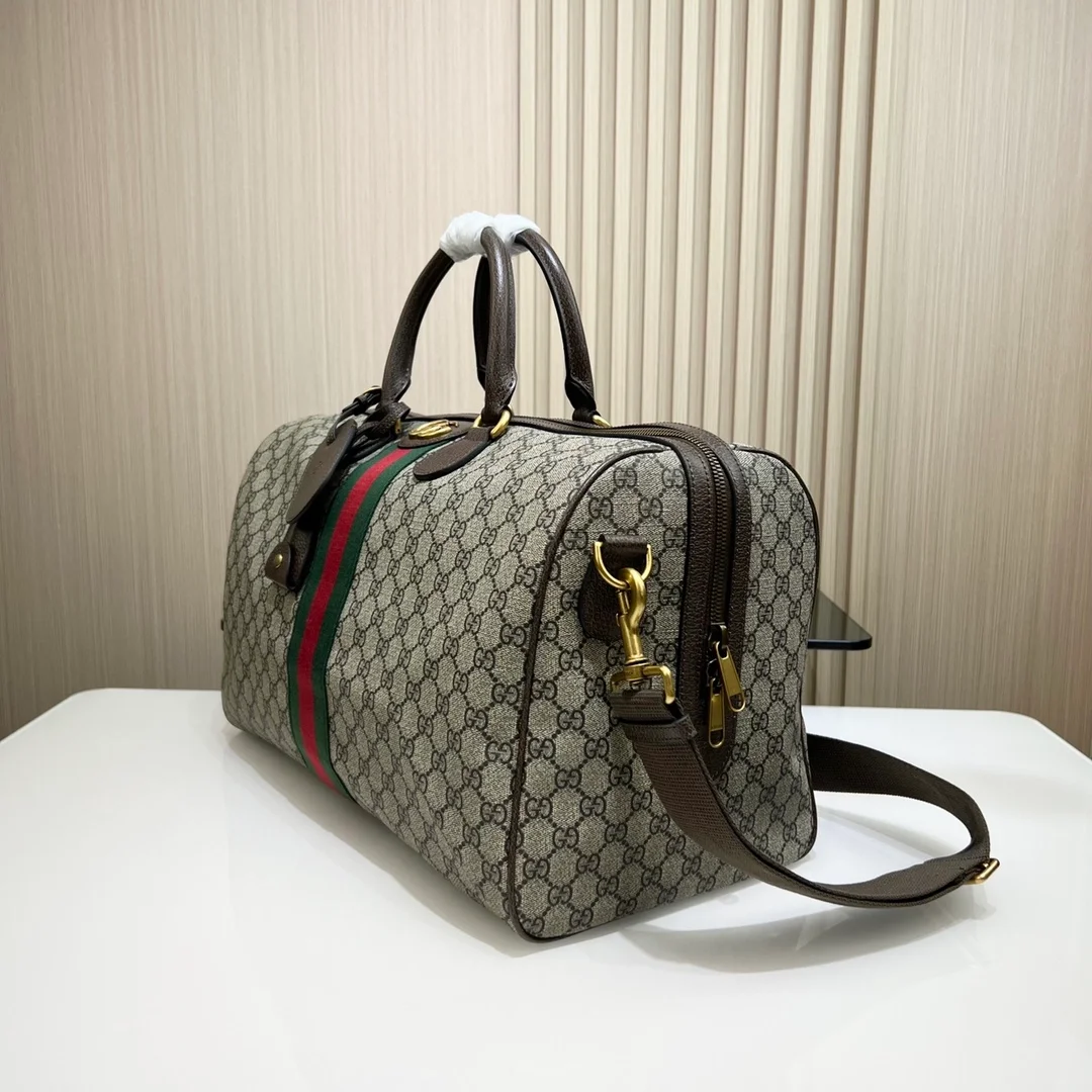 구찌 GG 슈프림 라지 더플백