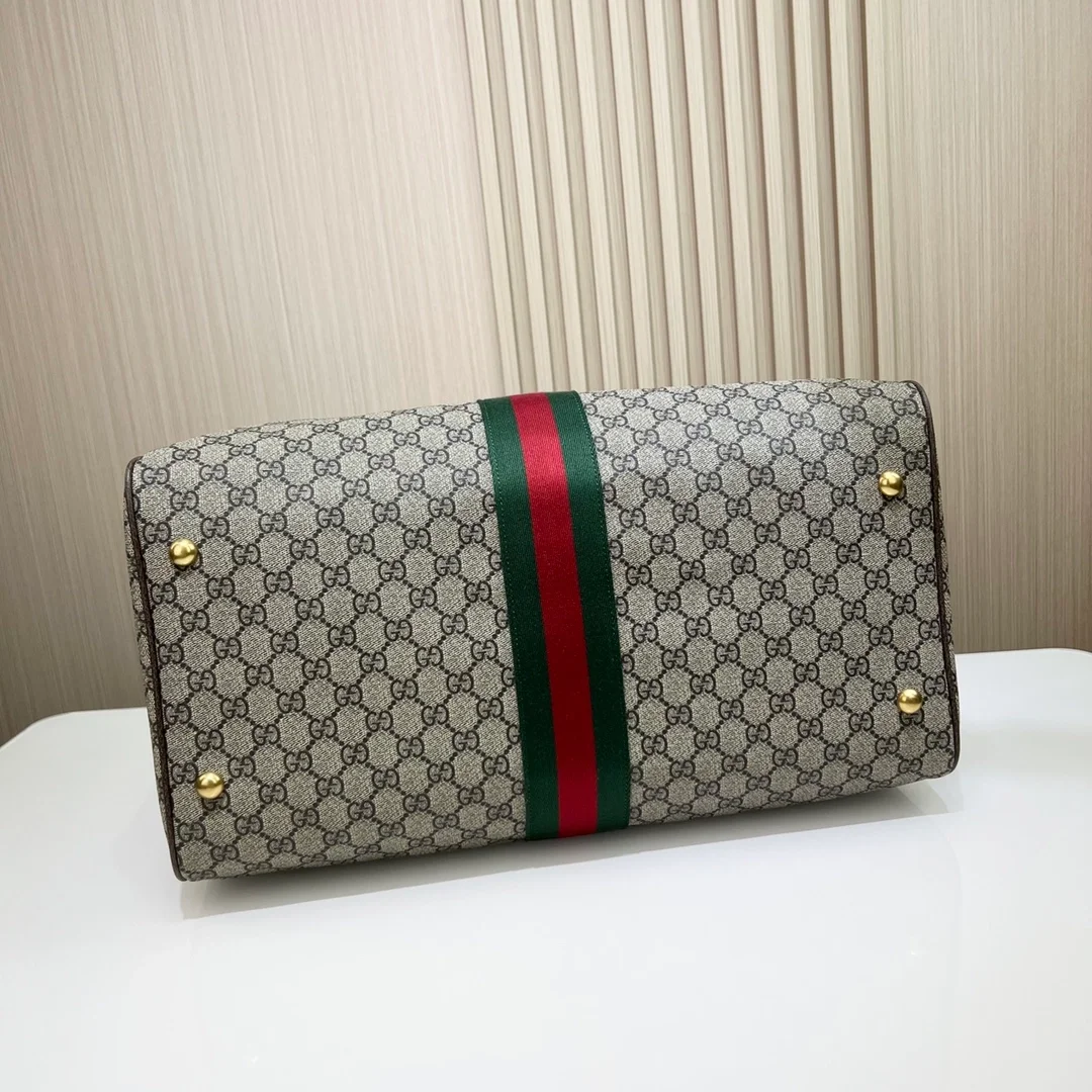 구찌 GG 슈프림 라지 더플백