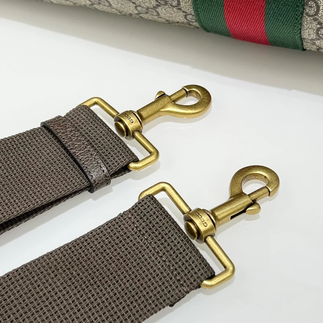 구찌 GG 슈프림 라지 더플백