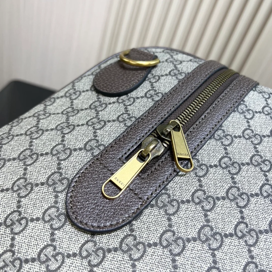 구찌 GG 슈프림 라지 더플백