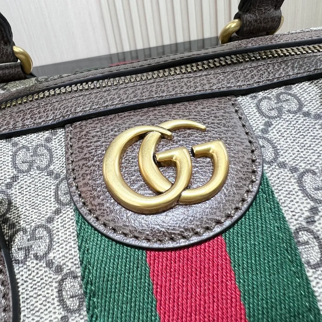 구찌 GG 슈프림 라지 더플백