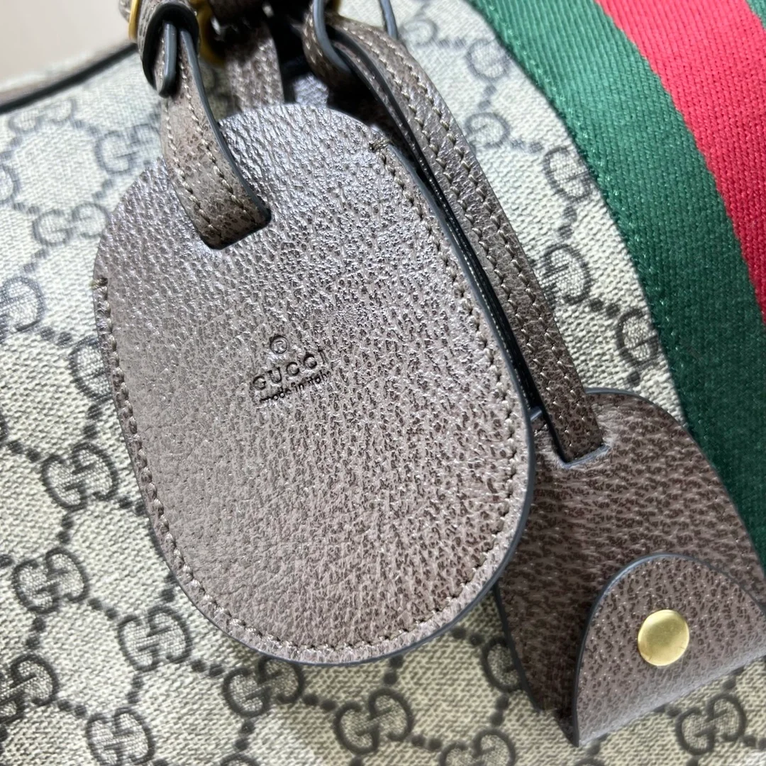 구찌 GG 슈프림 라지 더플백