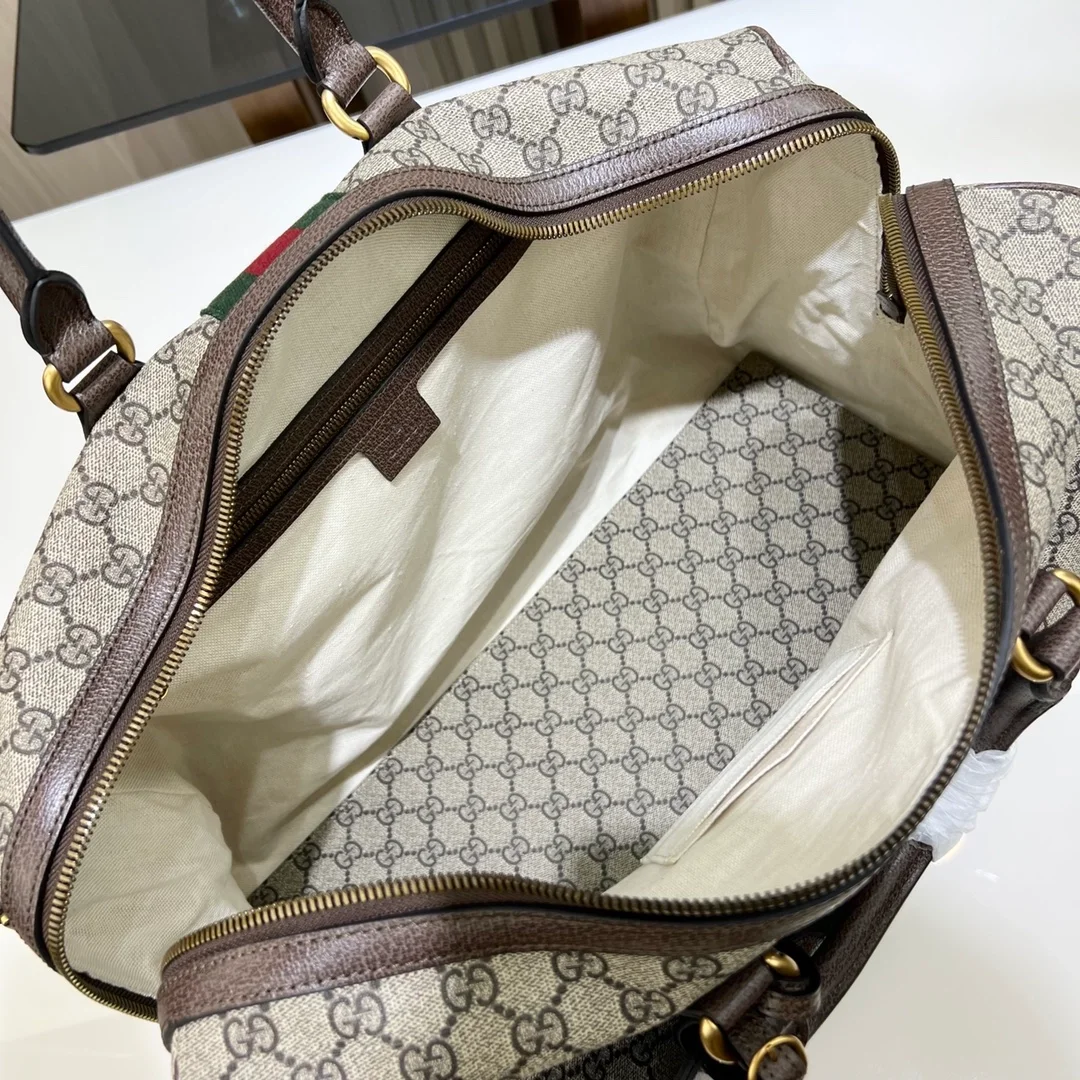 구찌 GG 슈프림 라지 더플백