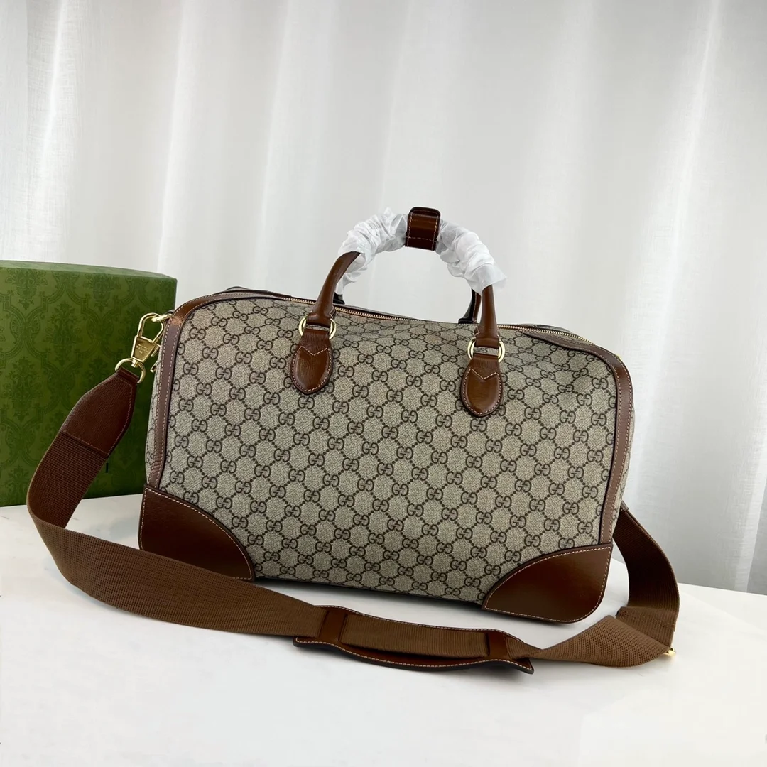 구찌 GG 슈프림 인터로킹 더플백