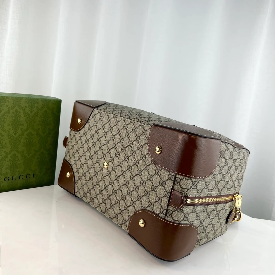 구찌 GG 슈프림 인터로킹 더플백