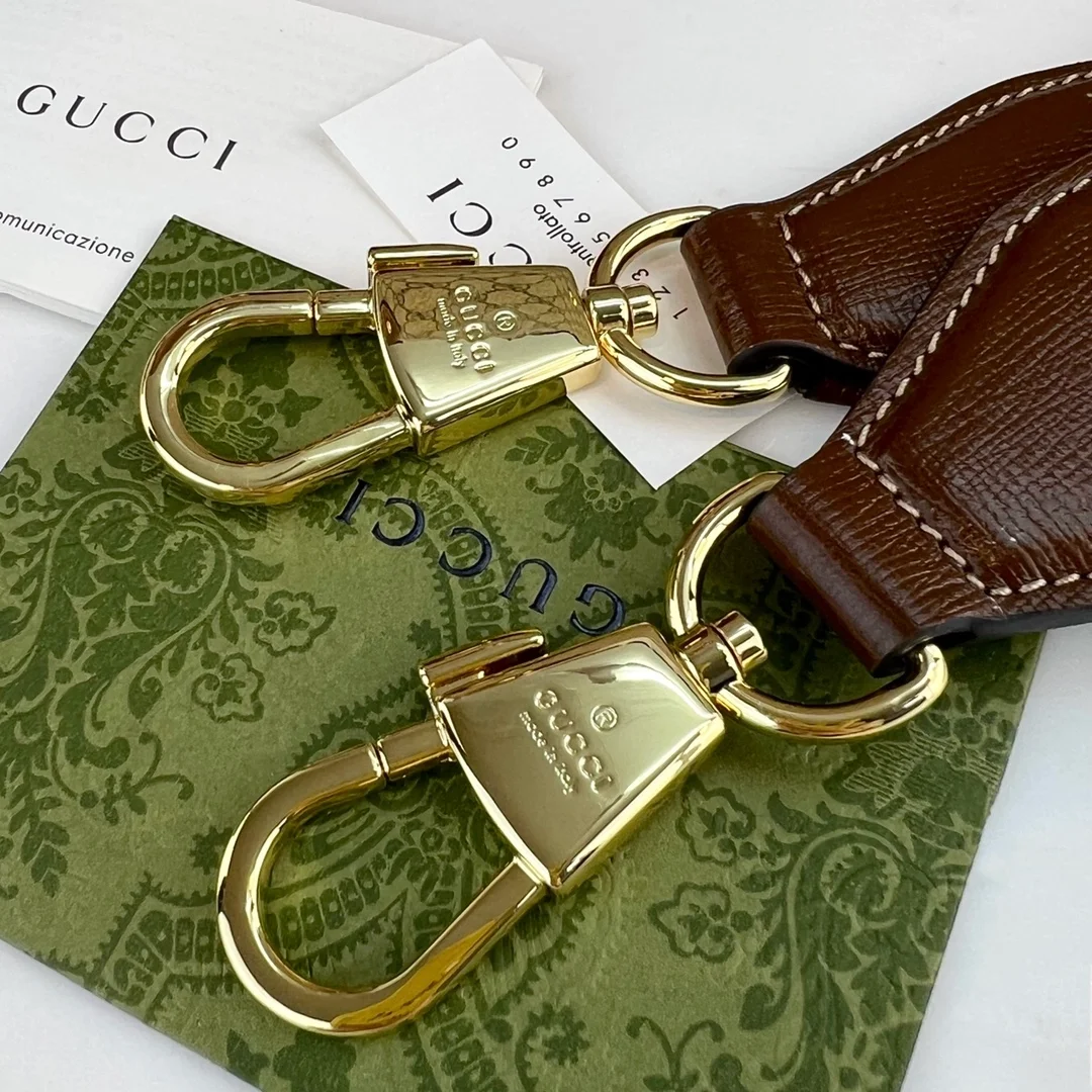 구찌 GG 슈프림 인터로킹 더플백