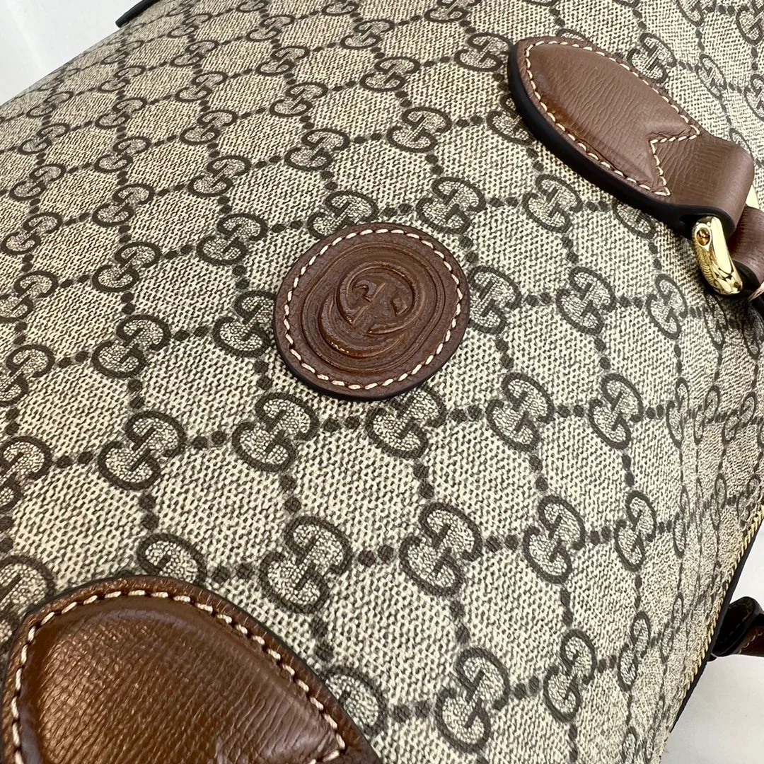 구찌 GG 슈프림 인터로킹 더플백