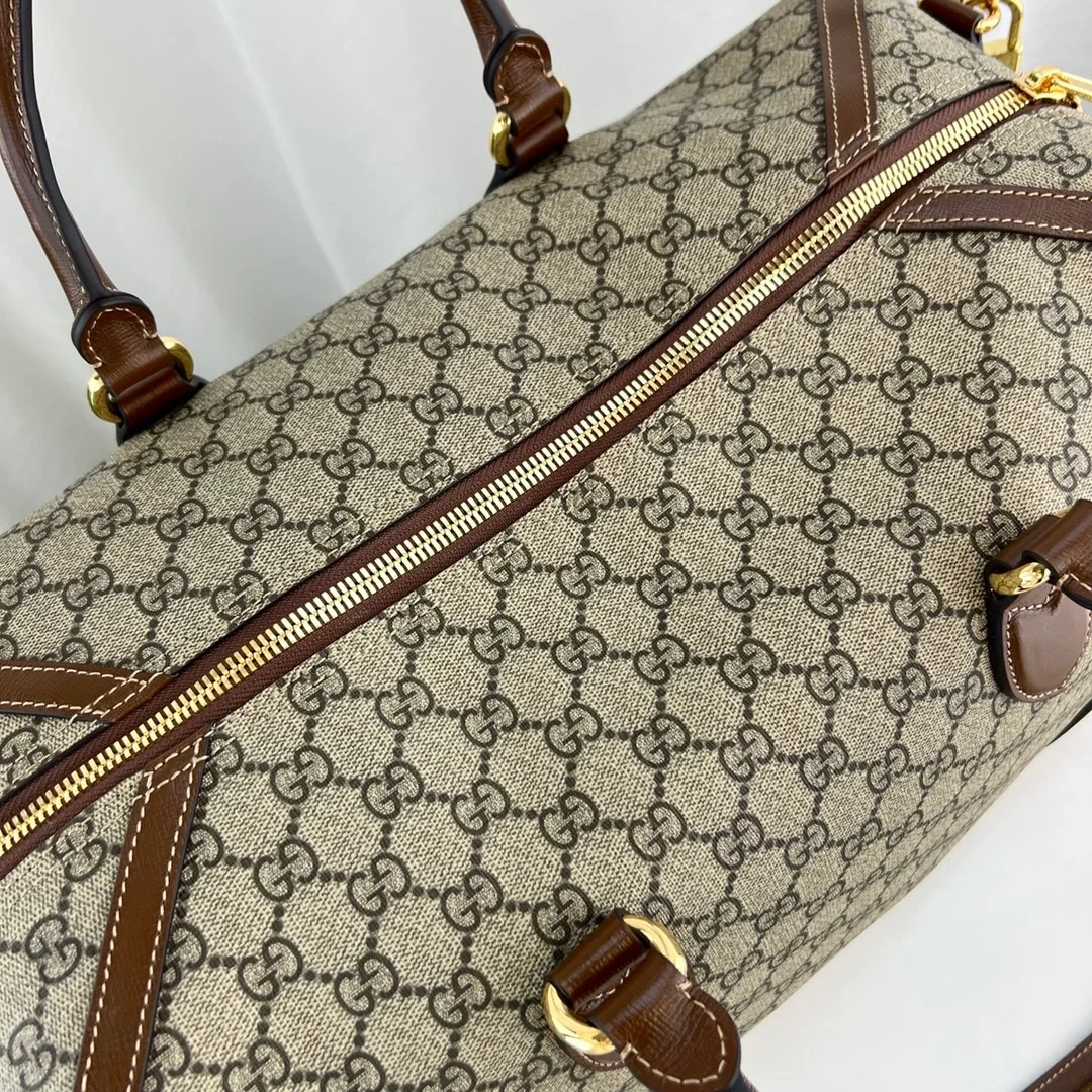 구찌 GG 슈프림 인터로킹 더플백