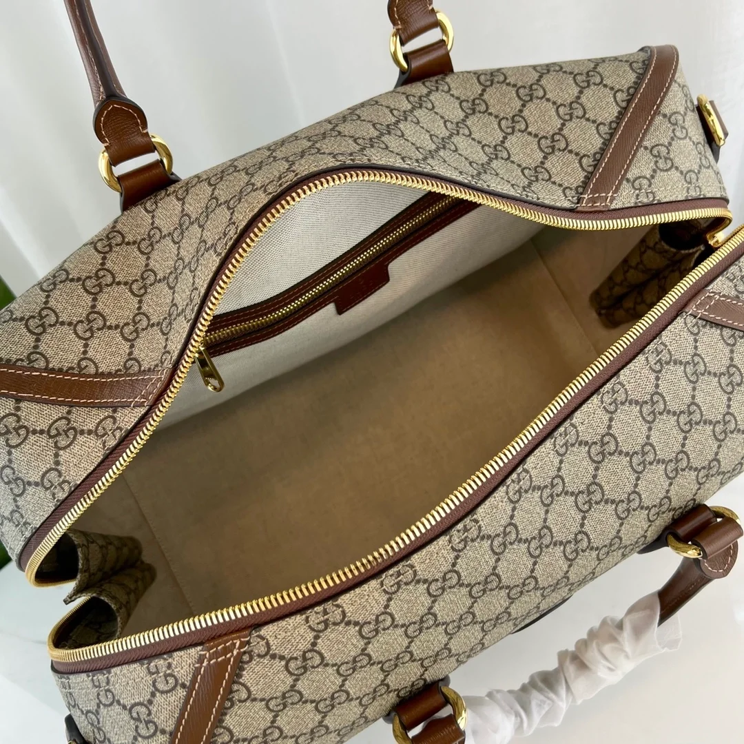 구찌 GG 슈프림 인터로킹 더플백