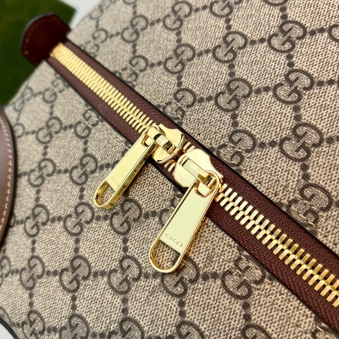 구찌 GG 슈프림 인터로킹 더플백