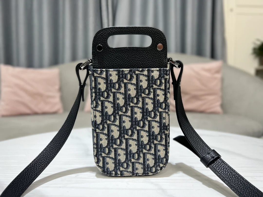 디올 새들 스트랩 버티컬 파우치