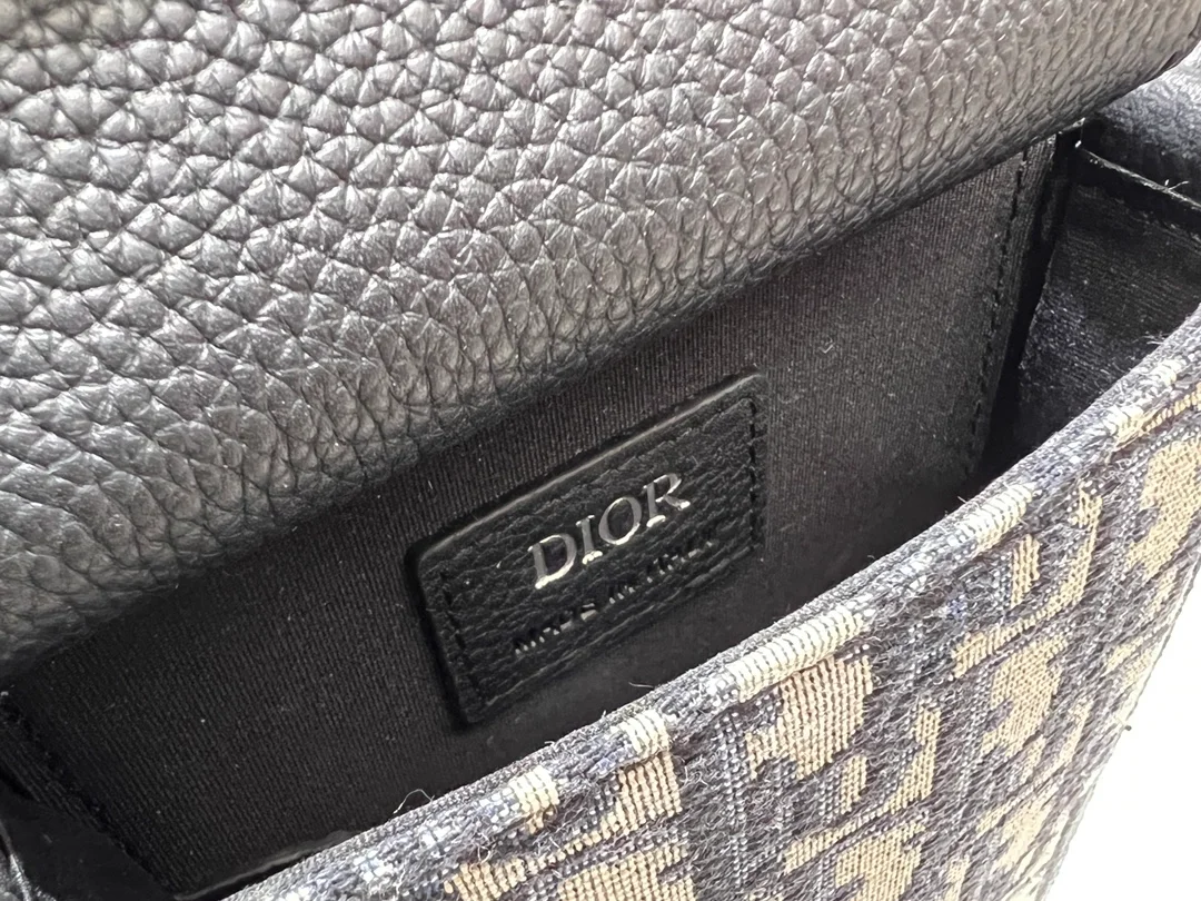 디올 새들 스트랩 버티컬 파우치