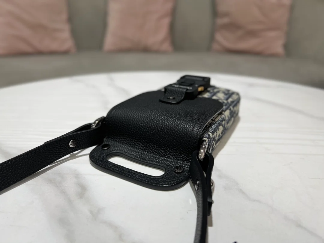 디올 새들 스트랩 버티컬 파우치