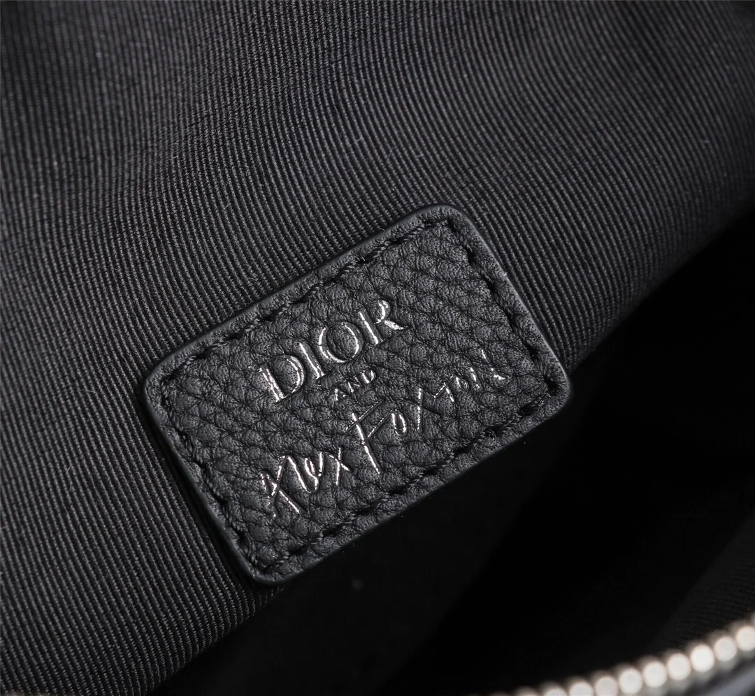 디올 그레인드 카프스킨 블랙 새들 백