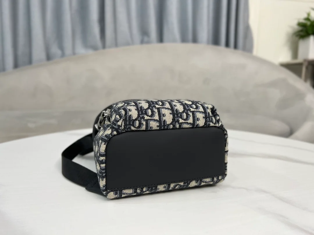 디올 오블리크 미니 라이더 슬링 백