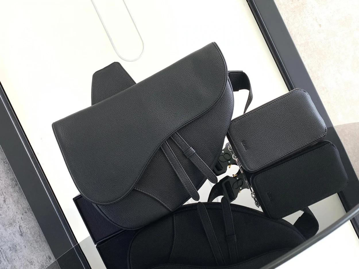 디올 그레인드 카프스킨 맥시 새들 백