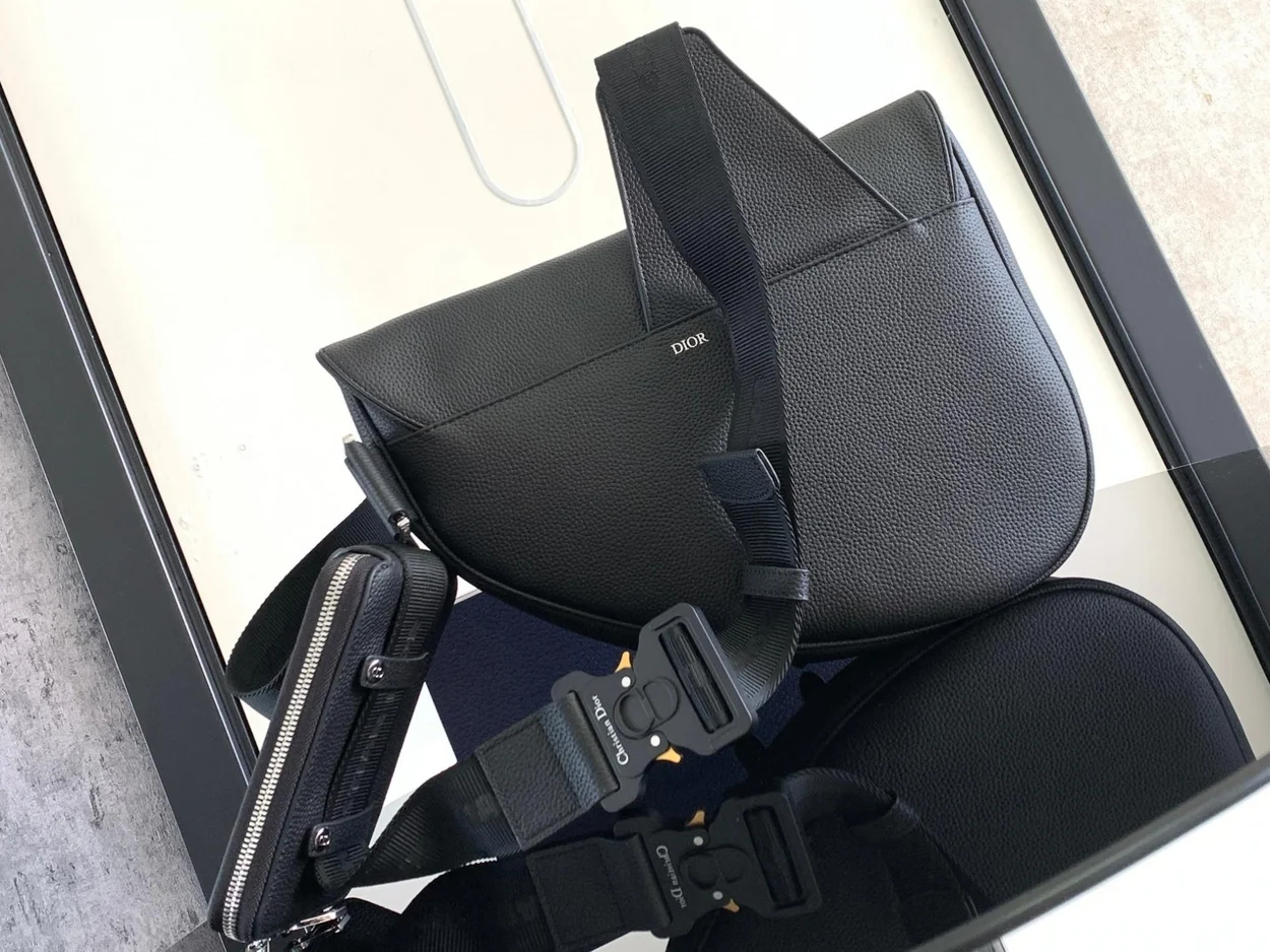 디올 그레인드 카프스킨 맥시 새들 백