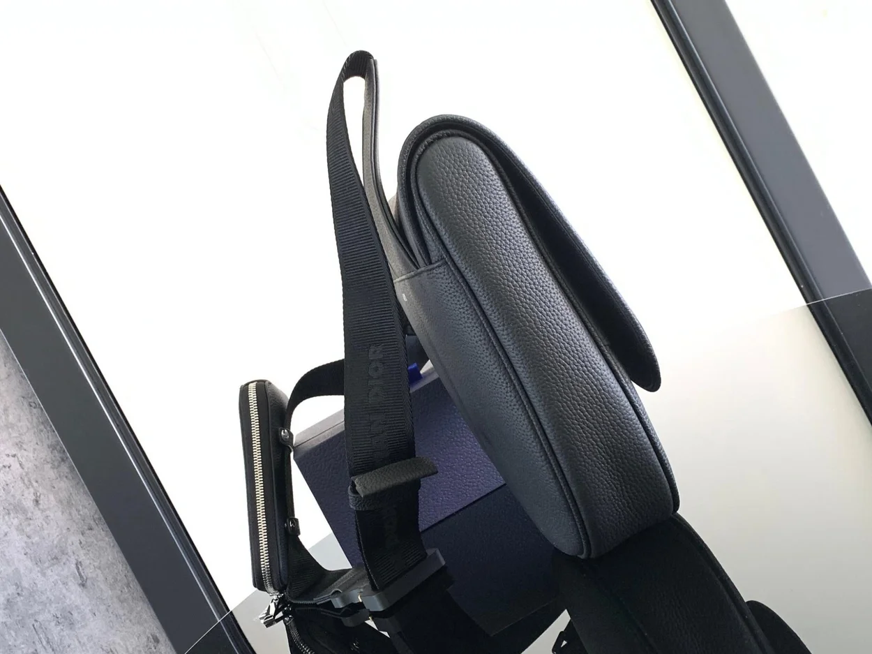 디올 그레인드 카프스킨 맥시 새들 백