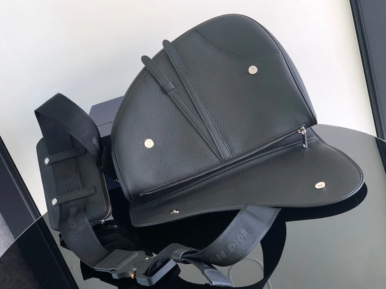 디올 그레인드 카프스킨 맥시 새들 백