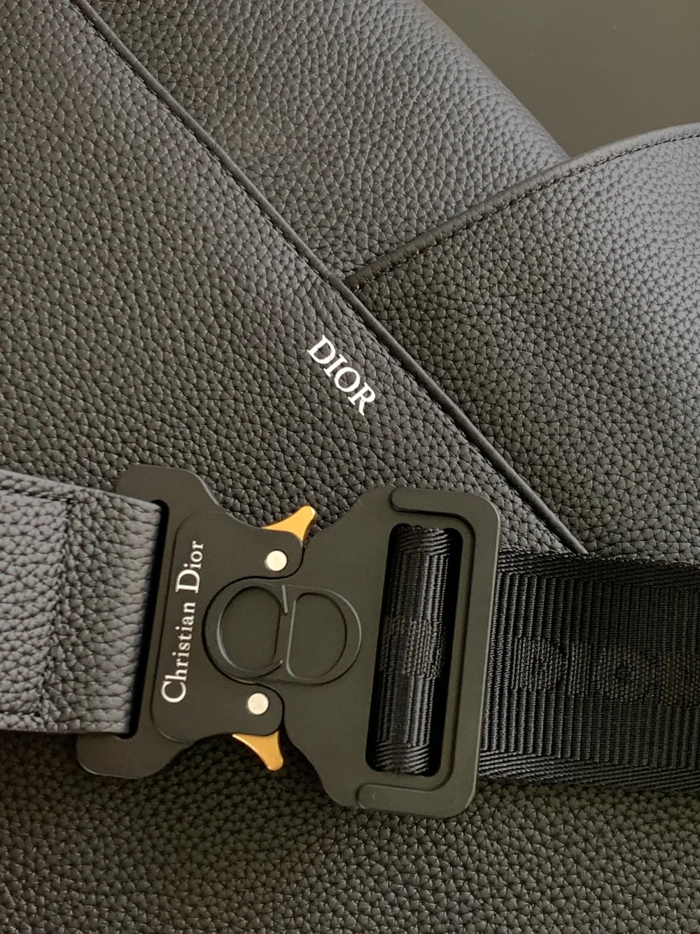 디올 그레인드 카프스킨 맥시 새들 백