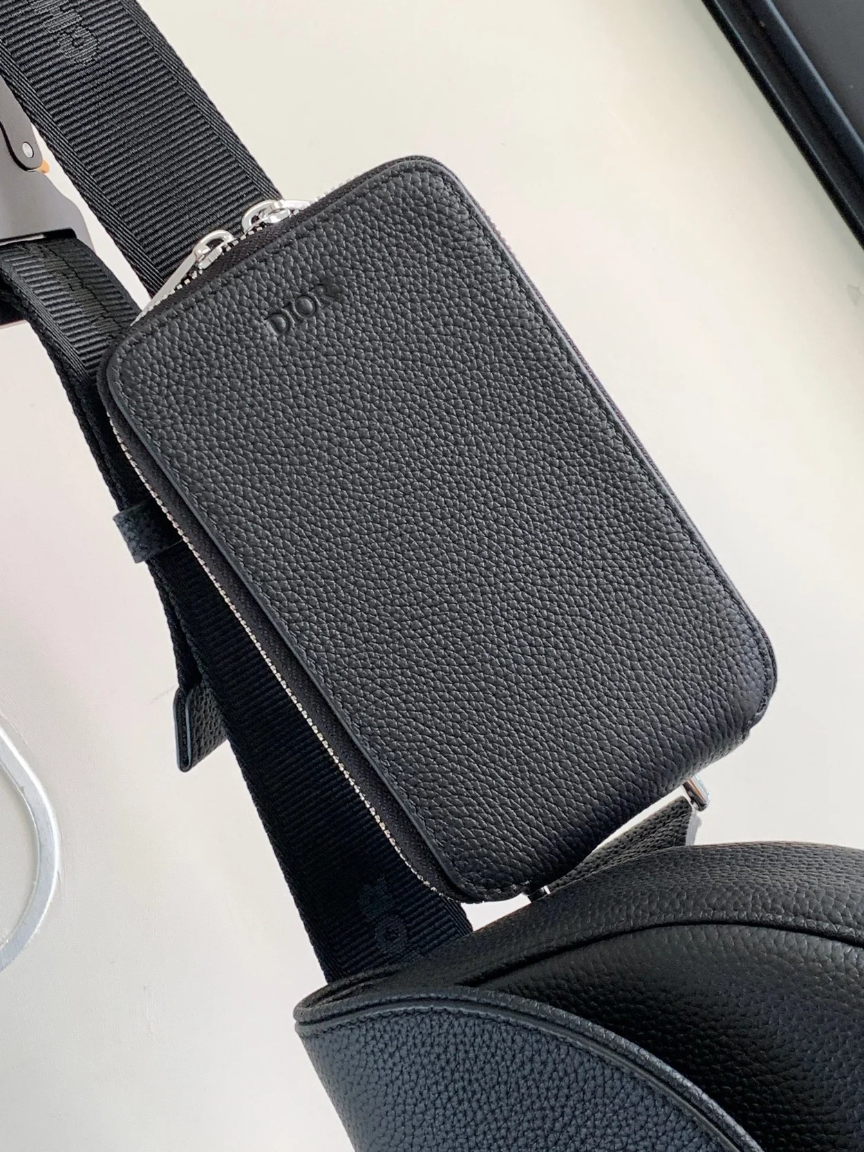 디올 그레인드 카프스킨 맥시 새들 백