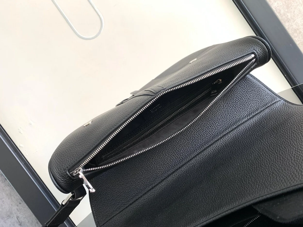 디올 그레인드 카프스킨 맥시 새들 백