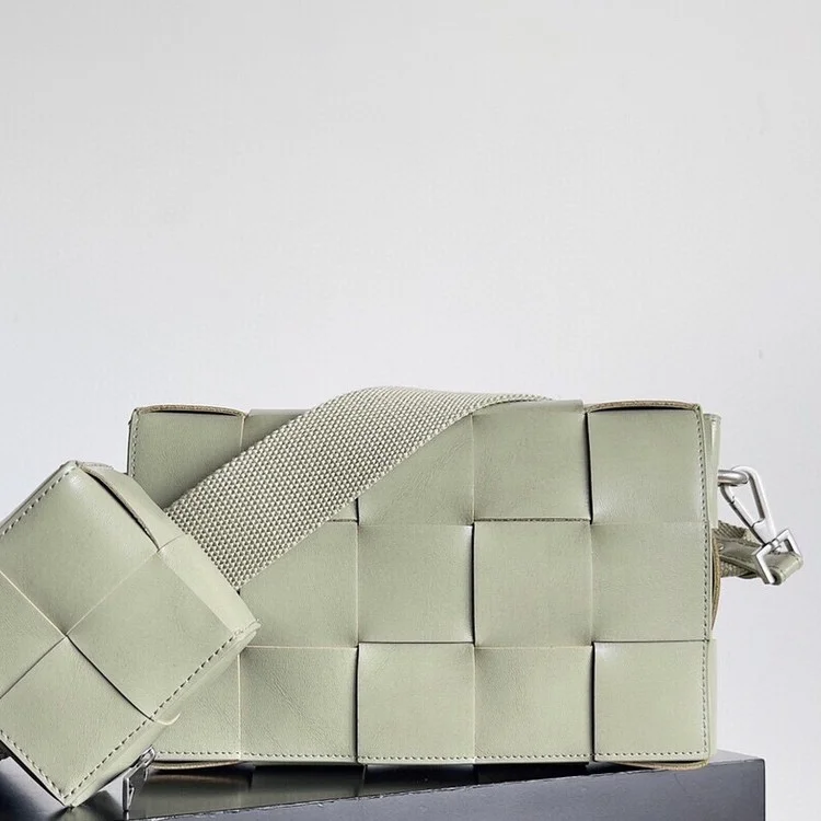 보테가베네타 버서타일 스트랩 카세트백