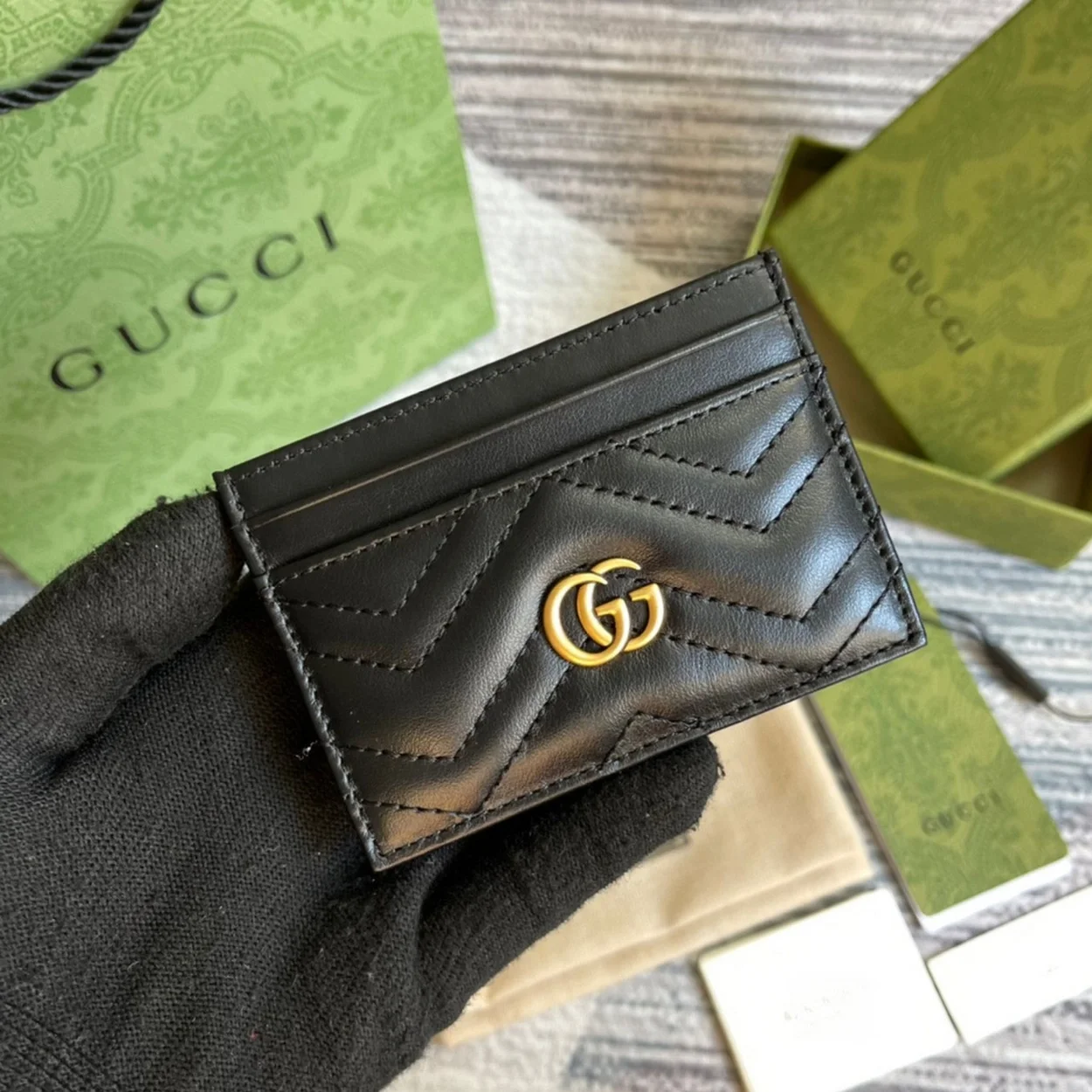 구찌 GG 마몬트 마틀라세 쉐브론 카드 지갑 블랙
