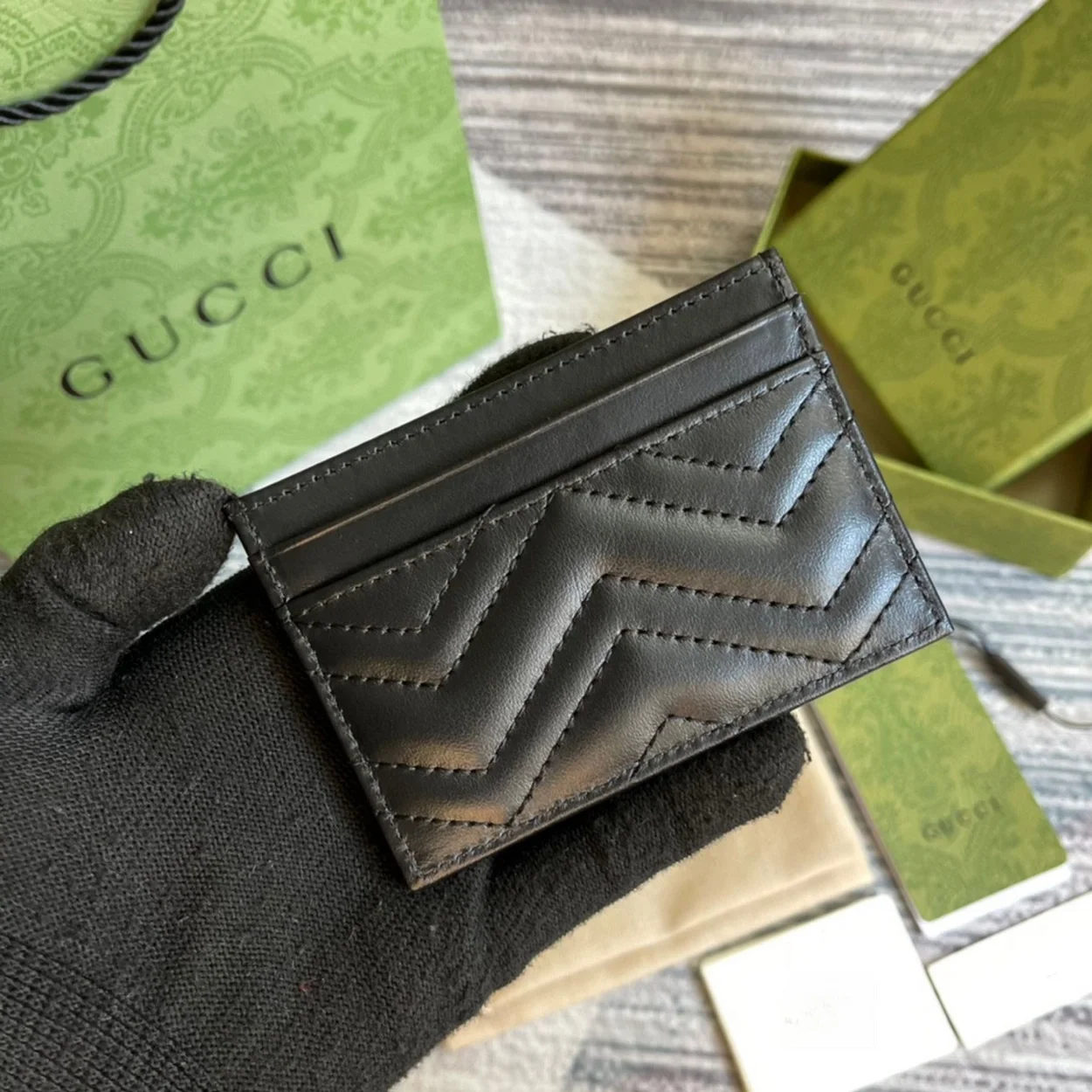 구찌 GG 마몬트 마틀라세 쉐브론 카드 지갑 블랙