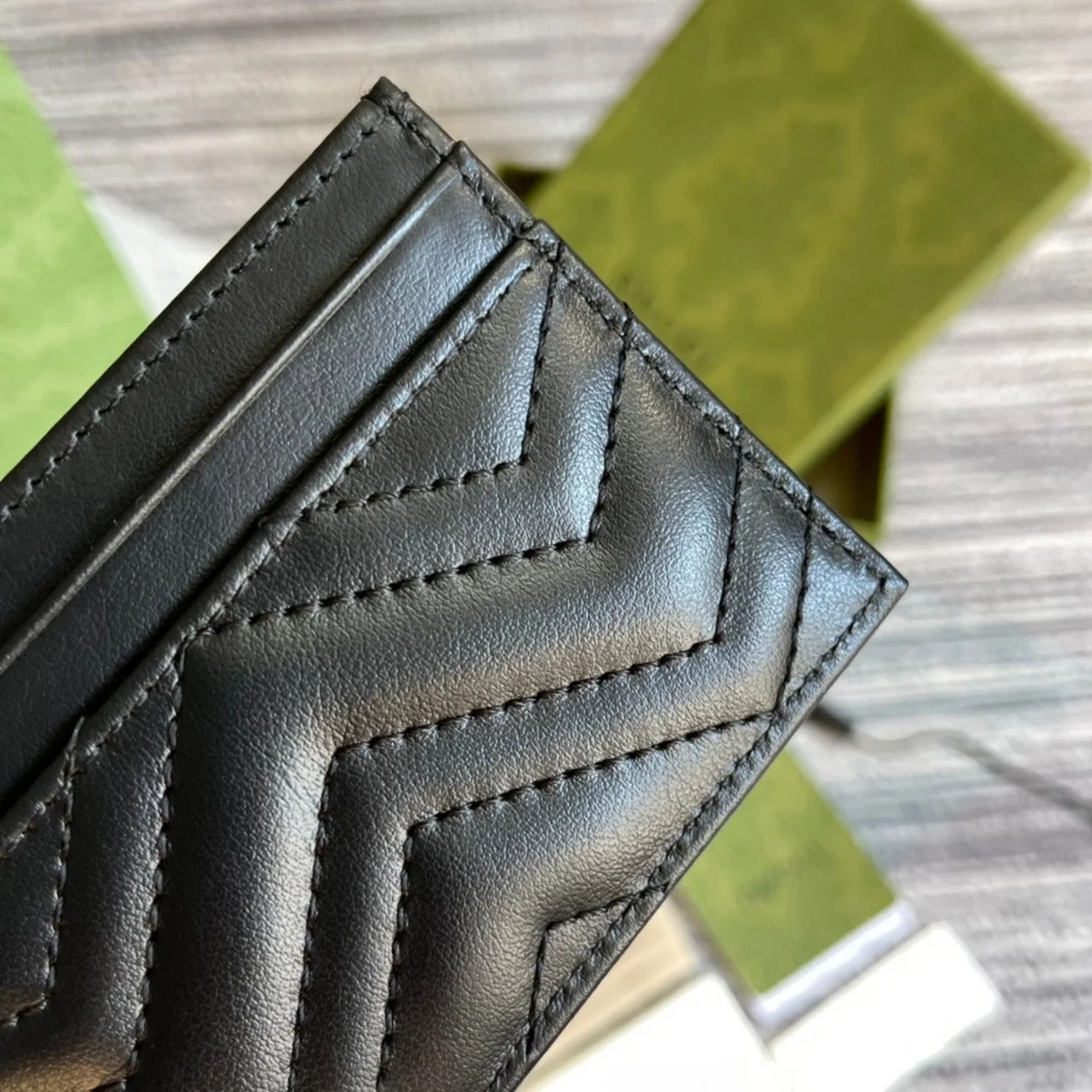 구찌 GG 마몬트 마틀라세 쉐브론 카드 지갑 블랙