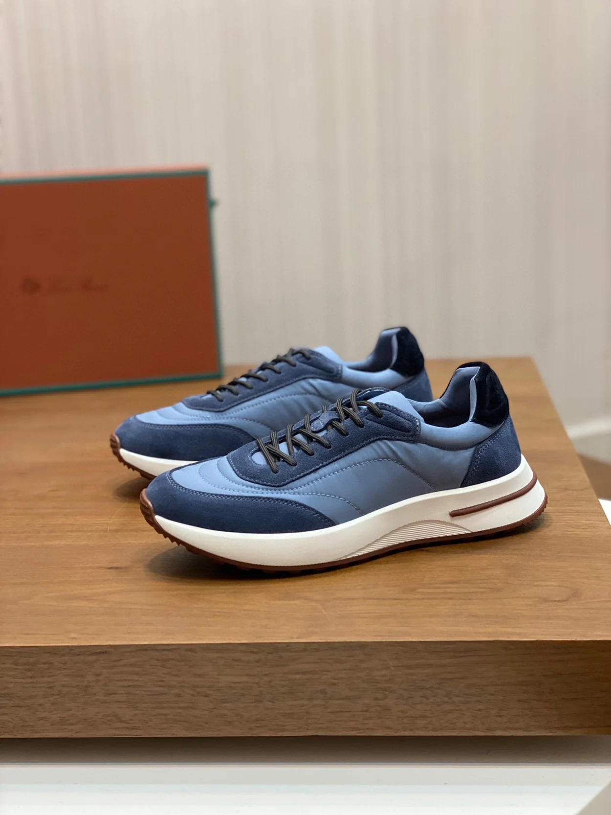 로로피아나 위켄드 워크 블루 스니커즈