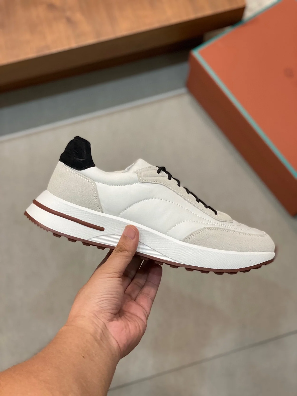 로로피아나 위켄드 워크 스니커즈 화이트