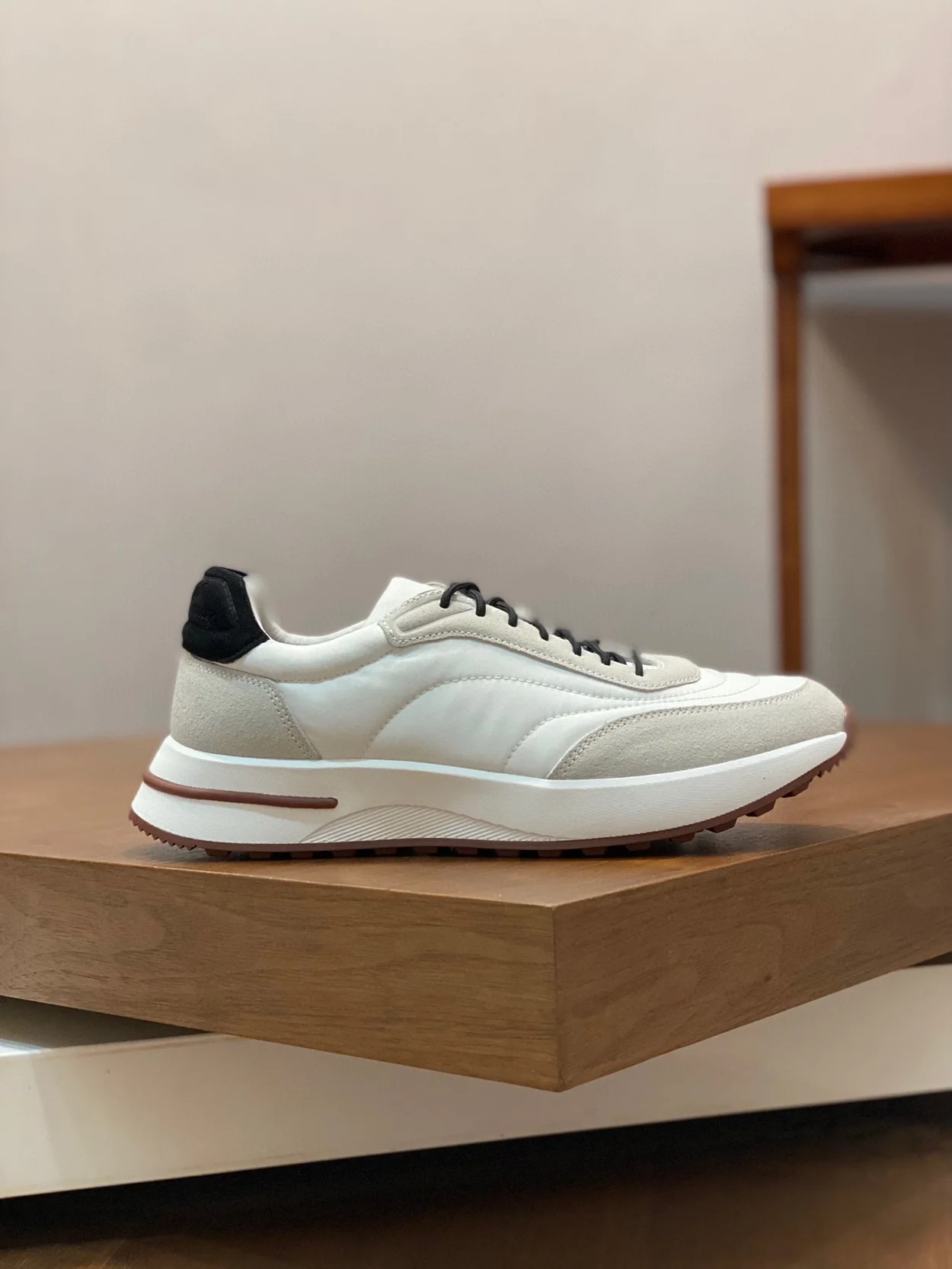 로로피아나 위켄드 워크 스니커즈 화이트