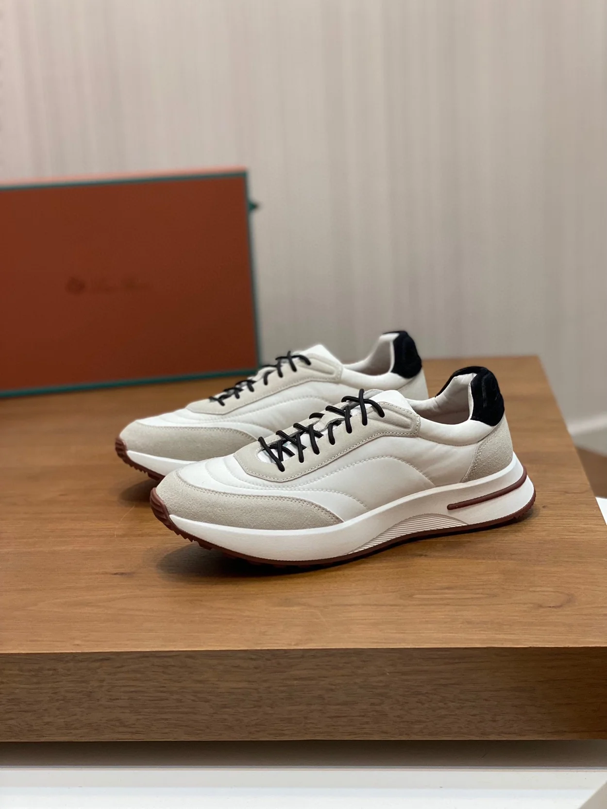 로로피아나 위켄드 워크 스니커즈 화이트