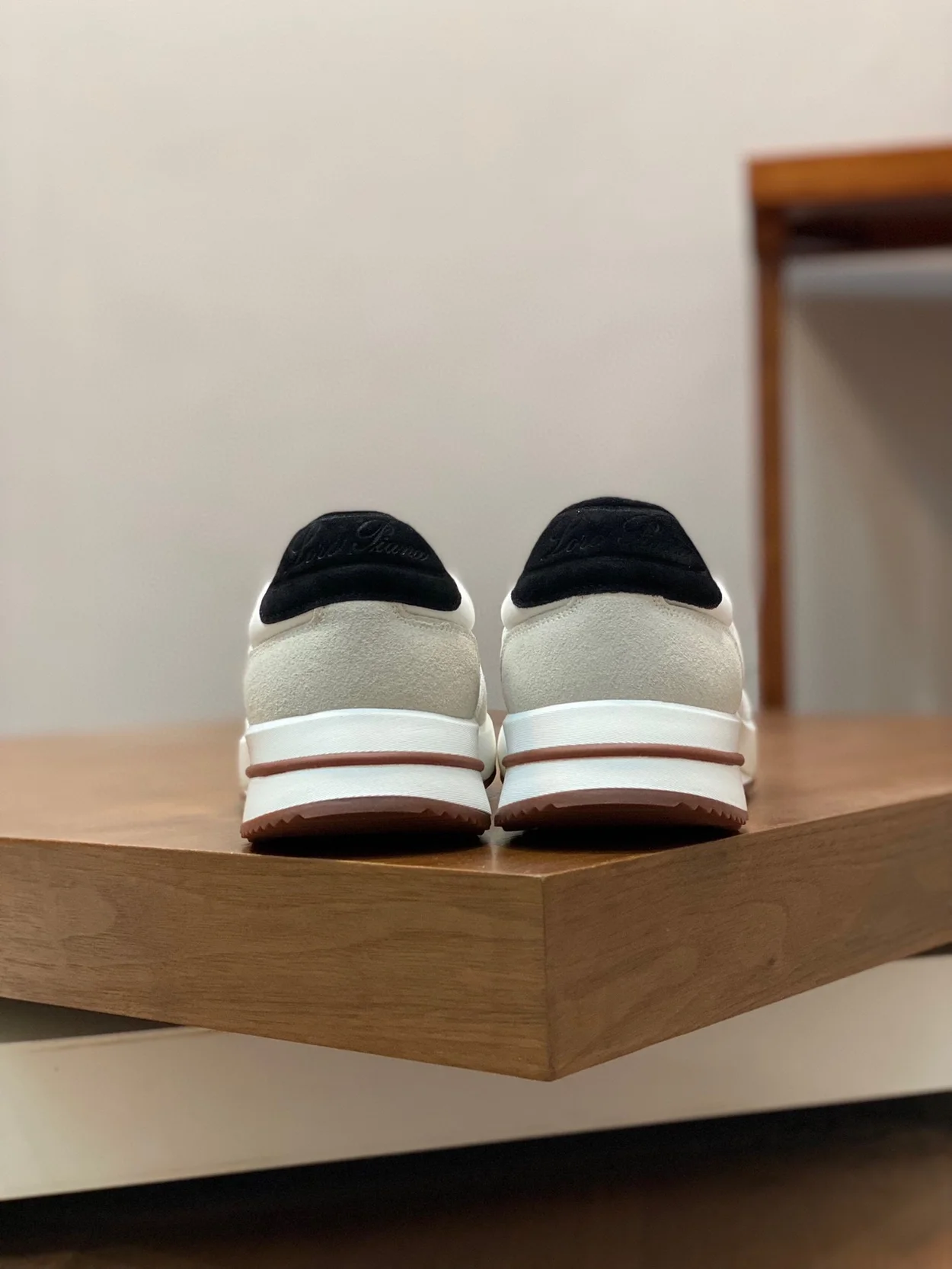 로로피아나 위켄드 워크 스니커즈 화이트