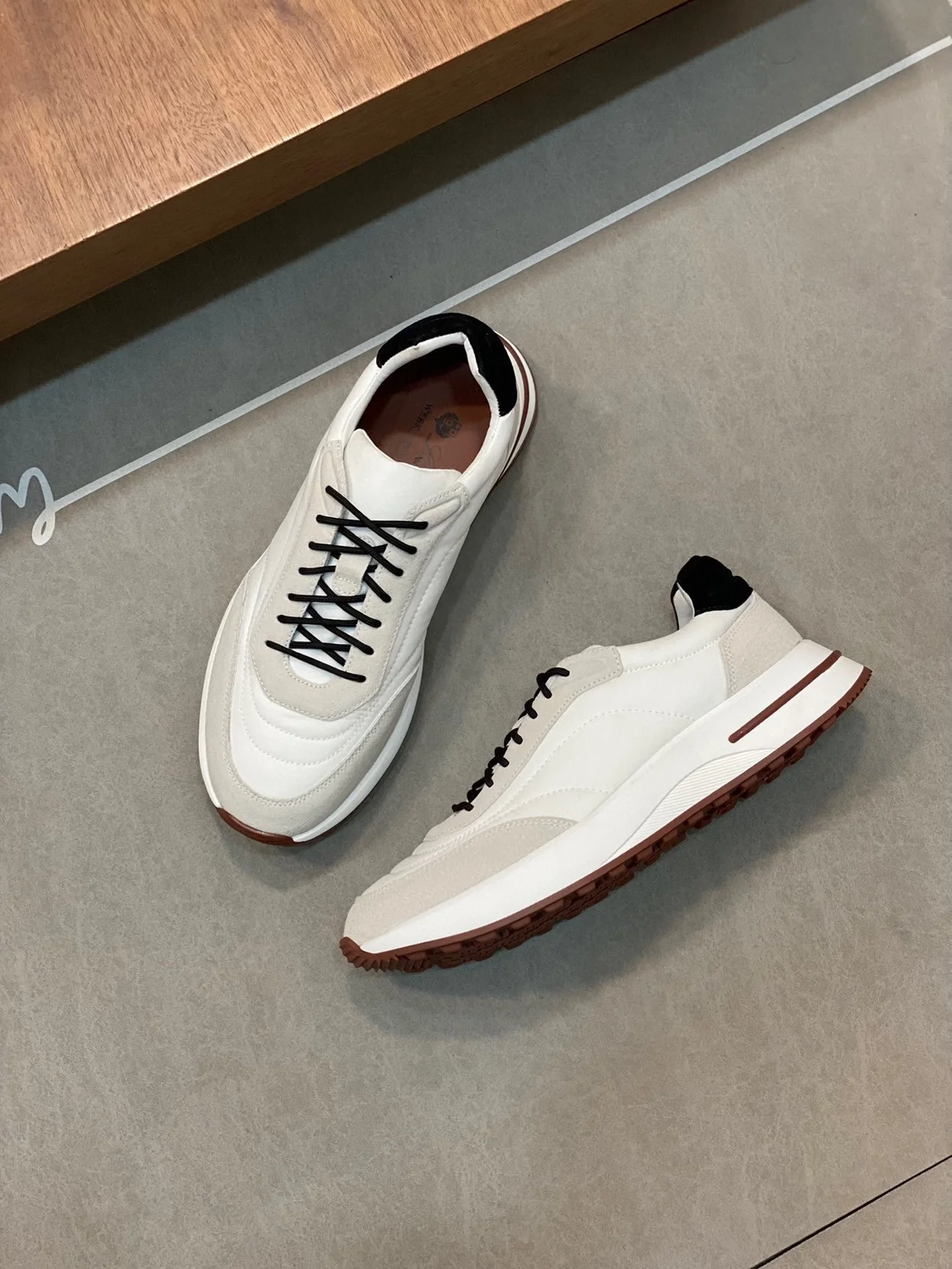 로로피아나 위켄드 워크 스니커즈 화이트