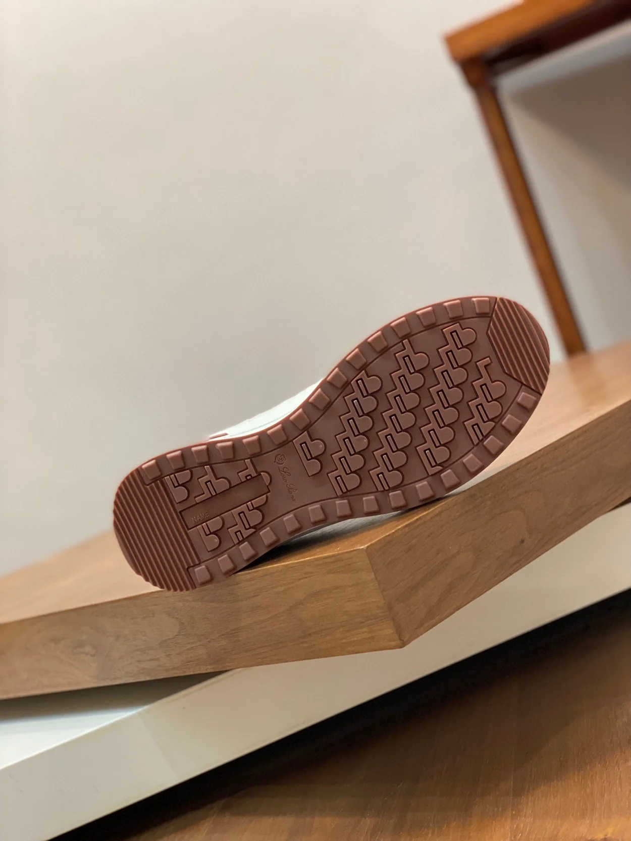 로로피아나 위켄드 워크 스니커즈 화이트