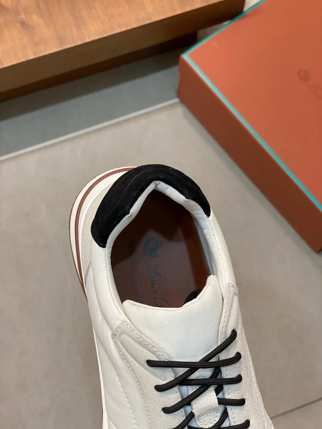 로로피아나 위켄드 워크 스니커즈 화이트