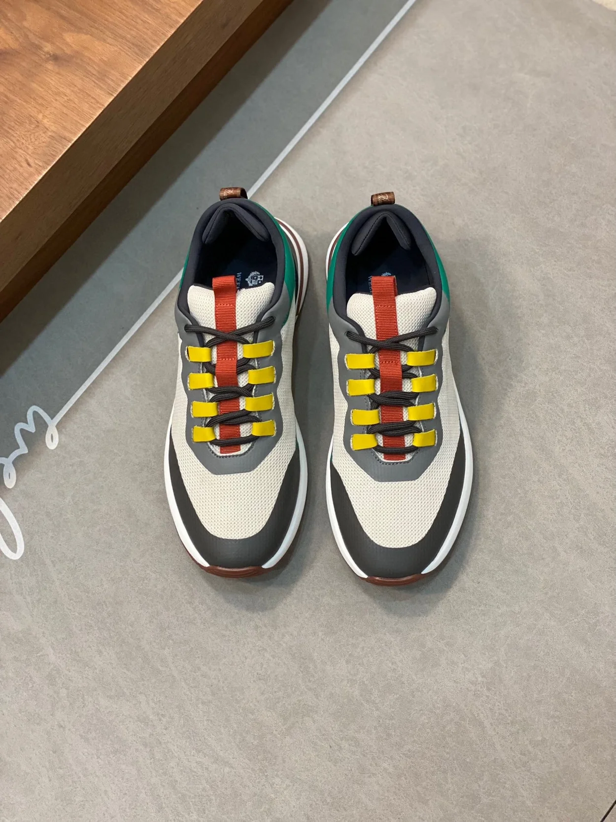 로로피아나 위켄드 퍼포먼스 메쉬 스니커즈