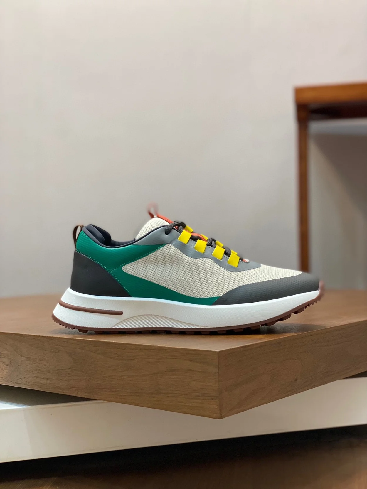 로로피아나 위켄드 퍼포먼스 메쉬 스니커즈