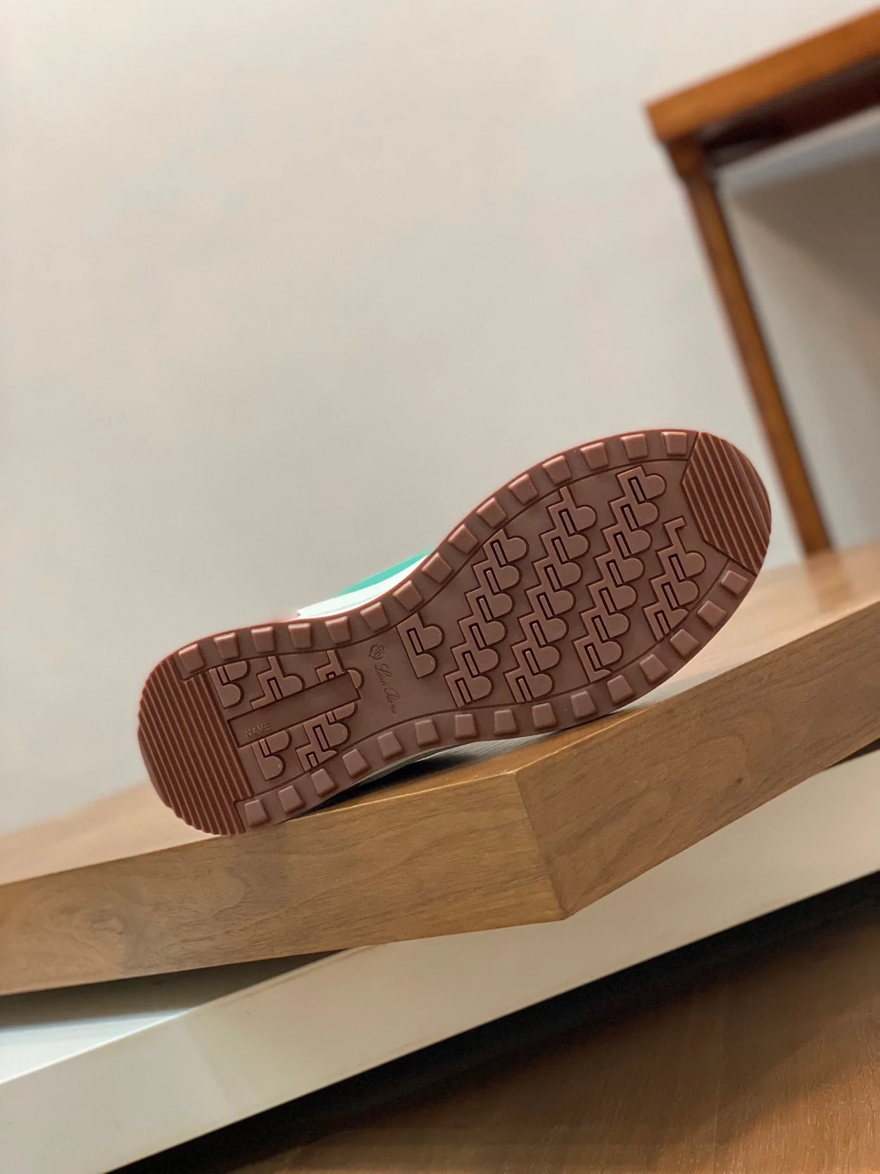 로로피아나 위켄드 퍼포먼스 메쉬 스니커즈