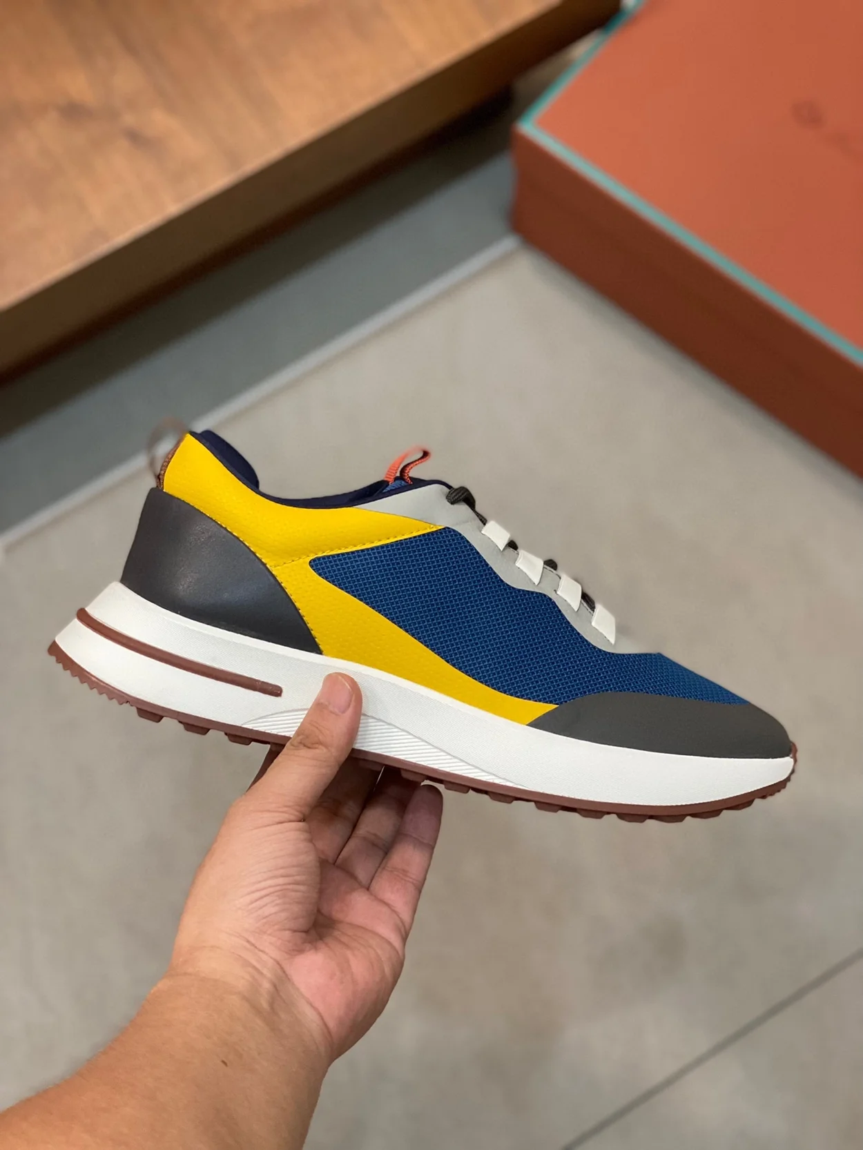 로로피아나 위캔드 월크 스니커즈