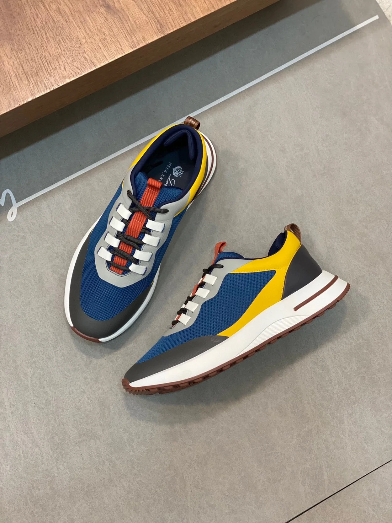 로로피아나 위캔드 월크 스니커즈