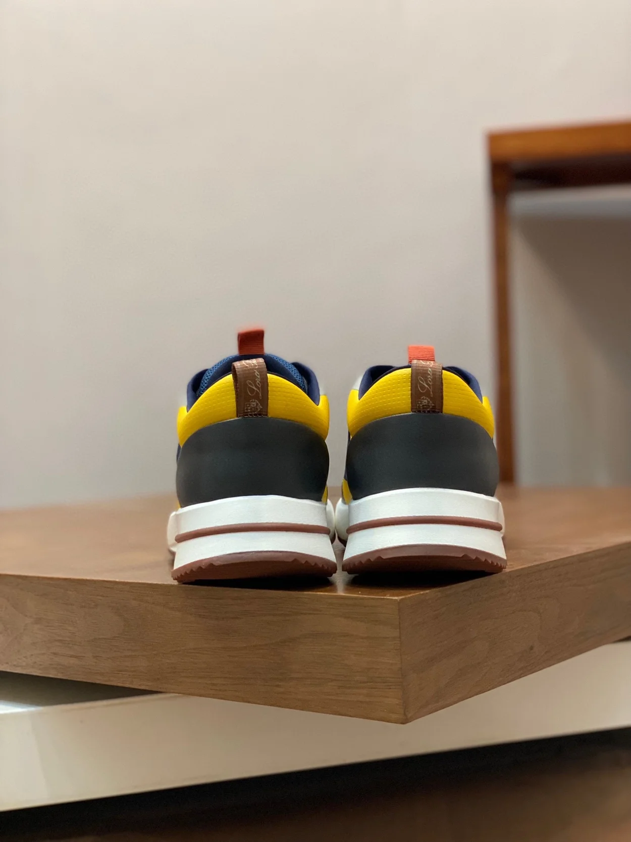 로로피아나 위캔드 월크 스니커즈