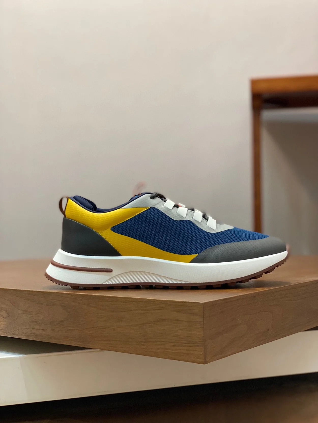 로로피아나 위캔드 월크 스니커즈