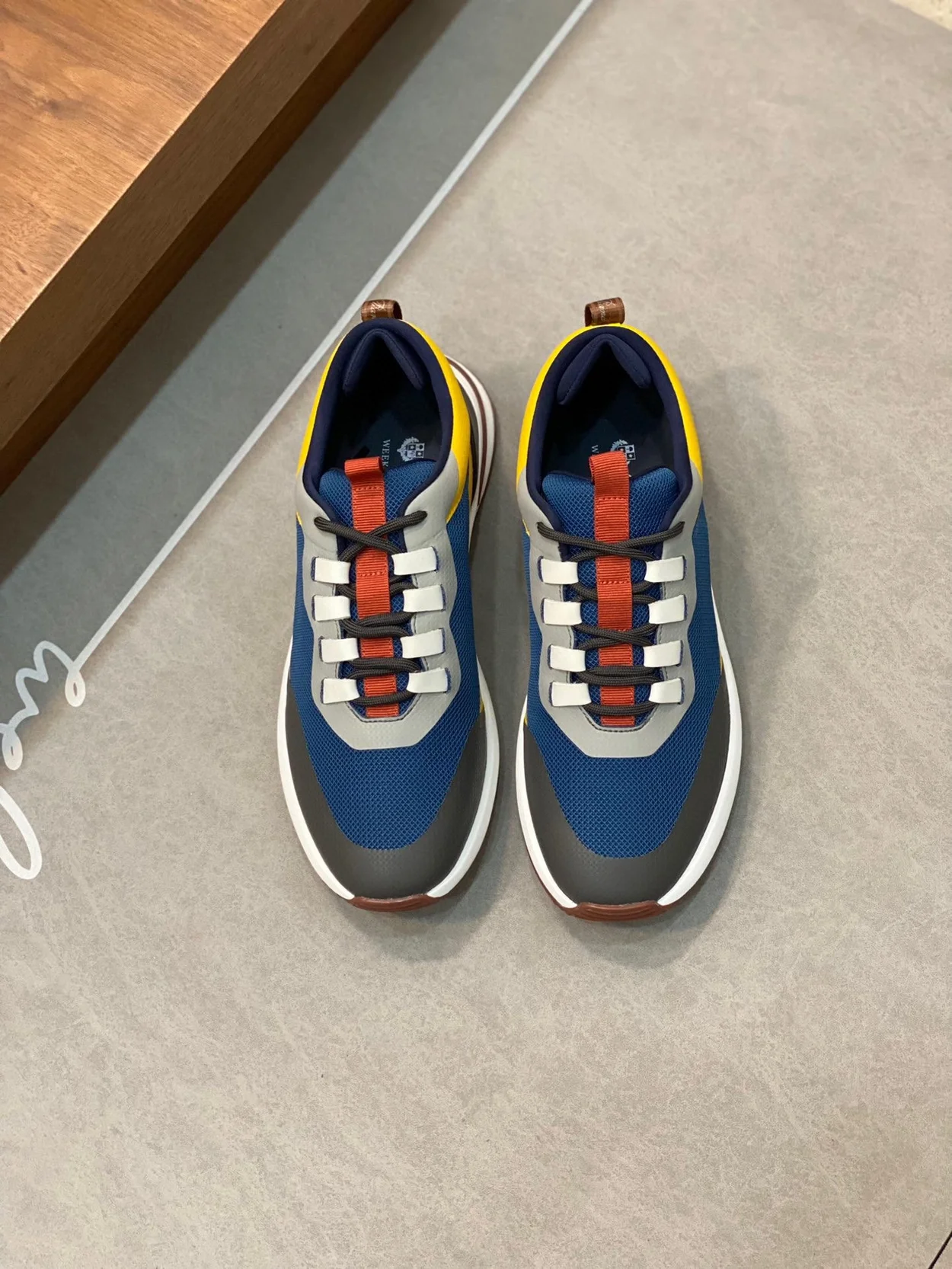 로로피아나 위캔드 월크 스니커즈